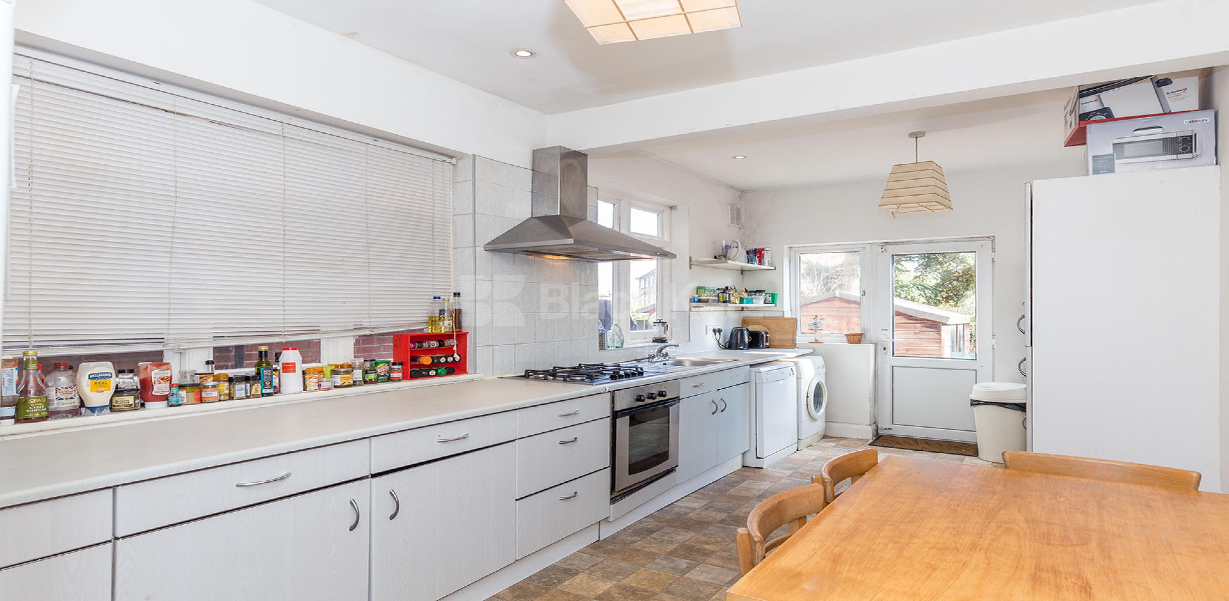 			APS School Catchment!, 5 Bedroom, 1 bath, 1 reception House			 Durnsford Road, MUSWELL HILL N11